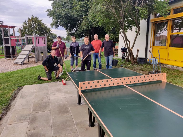 Outdoor-Tischtennisplatte auf dem Spielplatz unserer Grundschule 1 - Bild